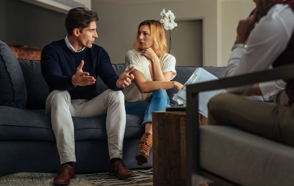 Pareja conversando durante una sesión de terapia de pareja con una psicóloga